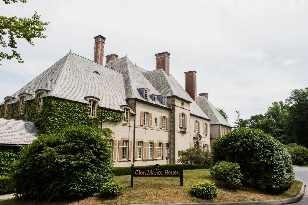 Caroline & Nick: Glen Manor House wedding in Portsmouth, Rhode Island